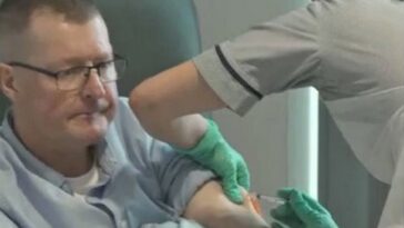 Un hombre recibe la primera vacuna del cáncer personalizada para su ADN