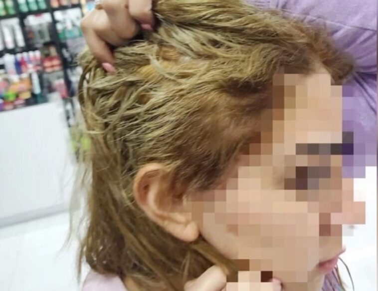 «Me acaban de arruinar el cabello»: una mujer denuncia a una peluquería en México