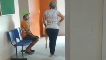 Vídeo: Mujer lleva atado a su esposo para que le pongan la vacuna contra el covid-19