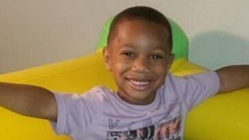 Un niño, de 4 años, se disparó en la cabeza con la pistola de su padre mientras su madre fumaba en el coche