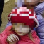 Niños ucranianos llevan en su ropa adhesivos de su grupo sanguíneo 