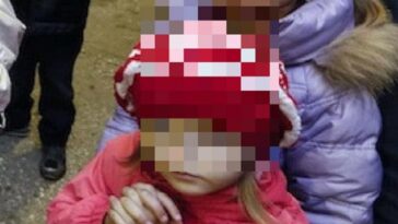 Niños ucranianos llevan en su ropa adhesivos de su grupo sanguíneo 