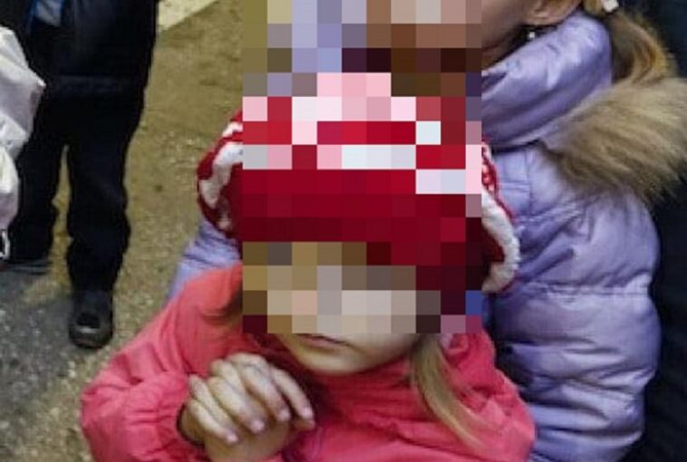 Niños ucranianos llevan en su ropa adhesivos de su grupo sanguíneo 