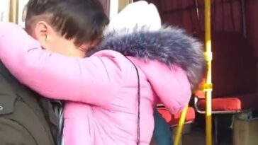 Padre ucraniano se despide entre lágrimas de su hija por estar obligado a permanecer en el país