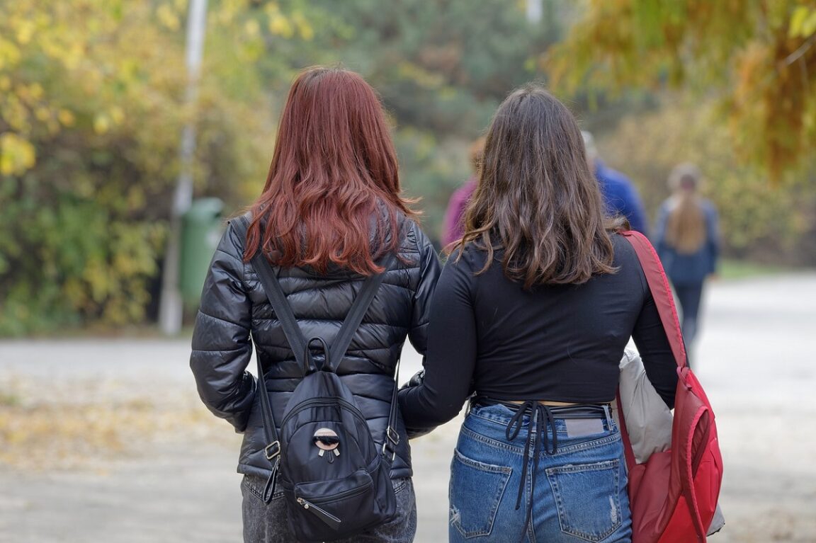 Una pareja de lesbianas se ve obligada a abandonar su casa tras ser acosada por un vecino que las vio besarse