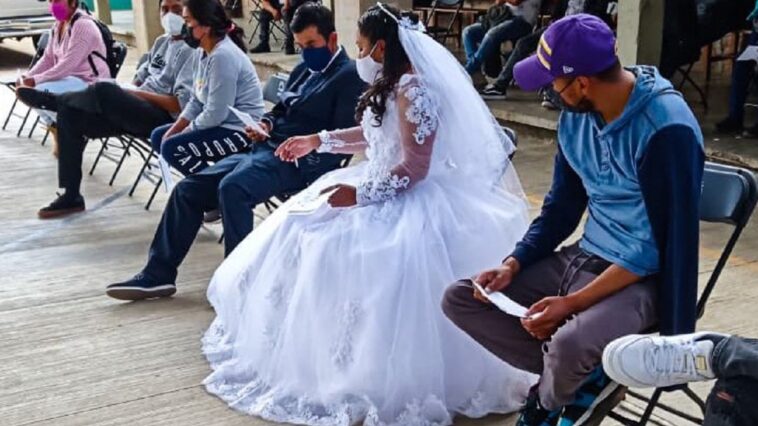 Vestidos de novios, una pareja se vacuna contra el Covid-19