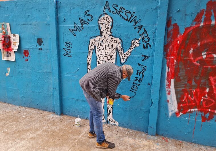 Artistas pintan un mural en México para pedir justicia por los periodistas asesinados