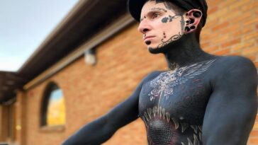 Un fanático de los tatuajes extremos con cientos de tintas muestra su transformación de cuatro años