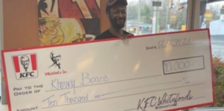 Un trabajador de KFC recibe 200 mil pesos por nunca llegar tarde