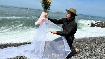 Un artista se casa con el mar y se compromete a cuidarlo: imágenes virales