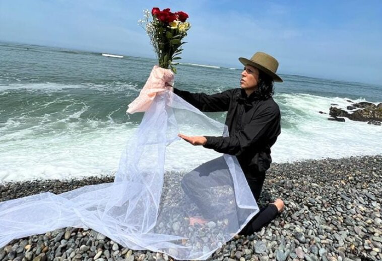 Un artista se casa con el mar y se compromete a cuidarlo: imágenes virales