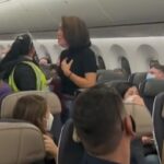 una mujer es abucheada en un avion