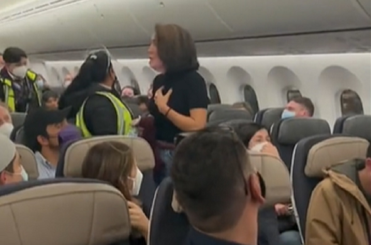 una mujer es abucheada en un avion
