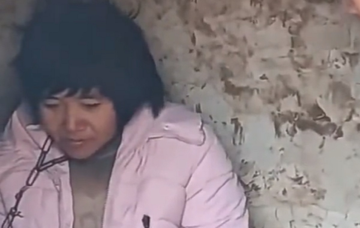 una mujer fue encadenada en china