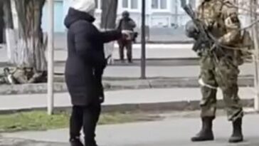 una mujer se enfrenta a un soldado ruso