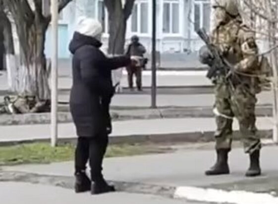 una mujer se enfrenta a un soldado ruso