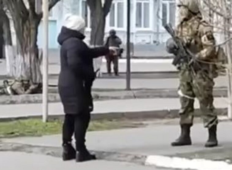 Momento en el que una mujer ucraniana se enfrenta a las tropas rusas: «¿Qué chingada hacen en nuestra tierra?»