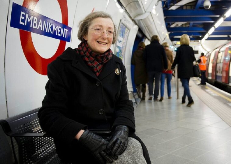 Mujer va todos los días al metro para escuchar la voz de su difunto marido