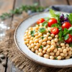 Un plato delicioso con feijão y verduras frescas