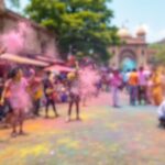 Persone che celebrano il Festival Holi in India con colori vivaci