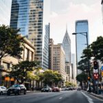 Un hombre camina desnudo en una calle de São Paulo