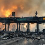 Incendio devastante al peaje Laberinto con fiamme e fumi